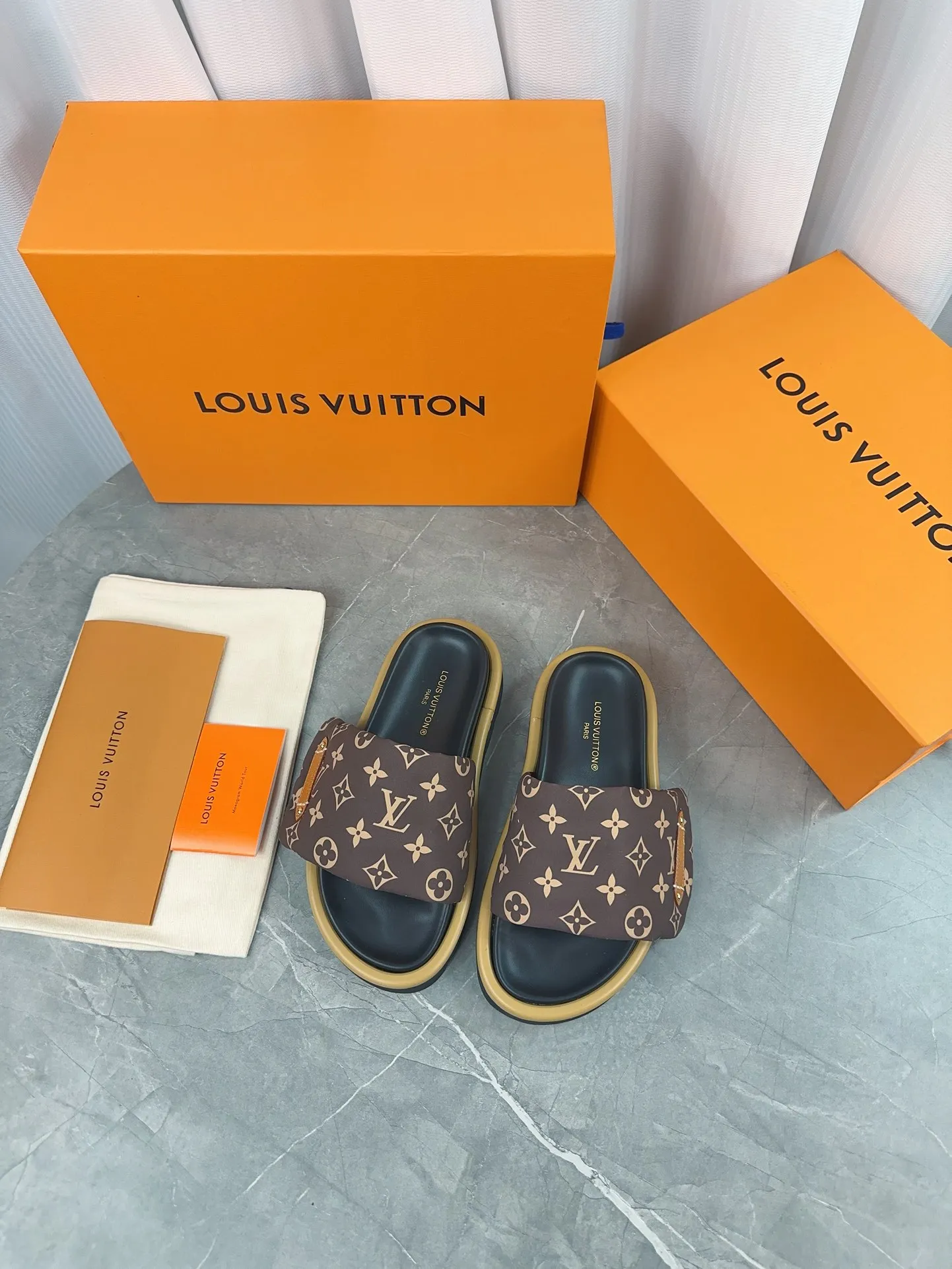 👟👟Ex-factory price 360👟👟 Women's Shoes Women's Clothing LV Donkey Brand L Home 2023 Hot Style Embossed Logo Embossed Sandals This Pool Pillow Comfort flat sandals are made of technical fabrics and use high-frequency embossing technology to reinterpret the Monogram pattern. Soft padded upper with adjustable Velcro, comfortable and tough insole adds harmonious color ▪️Fabric: Original customized technical fabric ▪️Lining: soft sheepskin lining ▪️Sole: Original open-molded rubber foam outsole Color: sky blue. Yellow. Black ▪️Size: 35-45